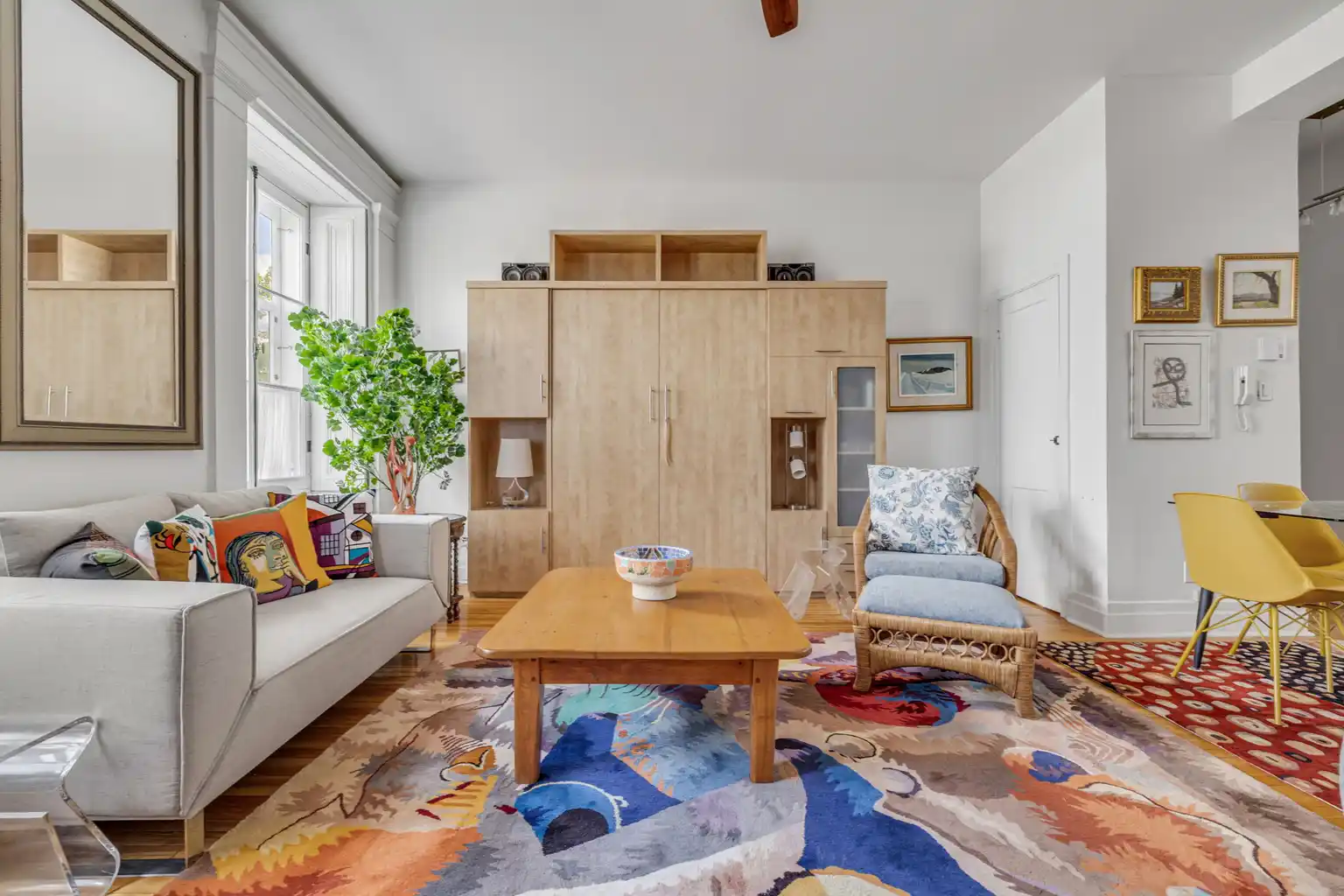 Salon lumineux du Condo du Vieux-Québec avec hauts plafonds et mobilier coloré