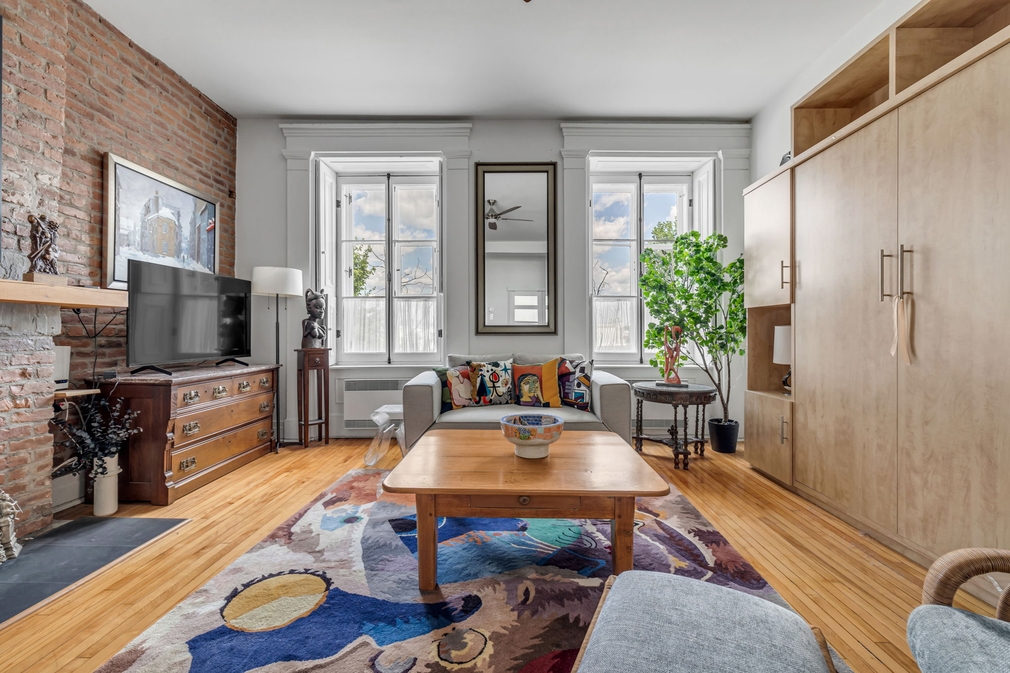 Salon avec briques apparentes du Condo du Vieux-Québec