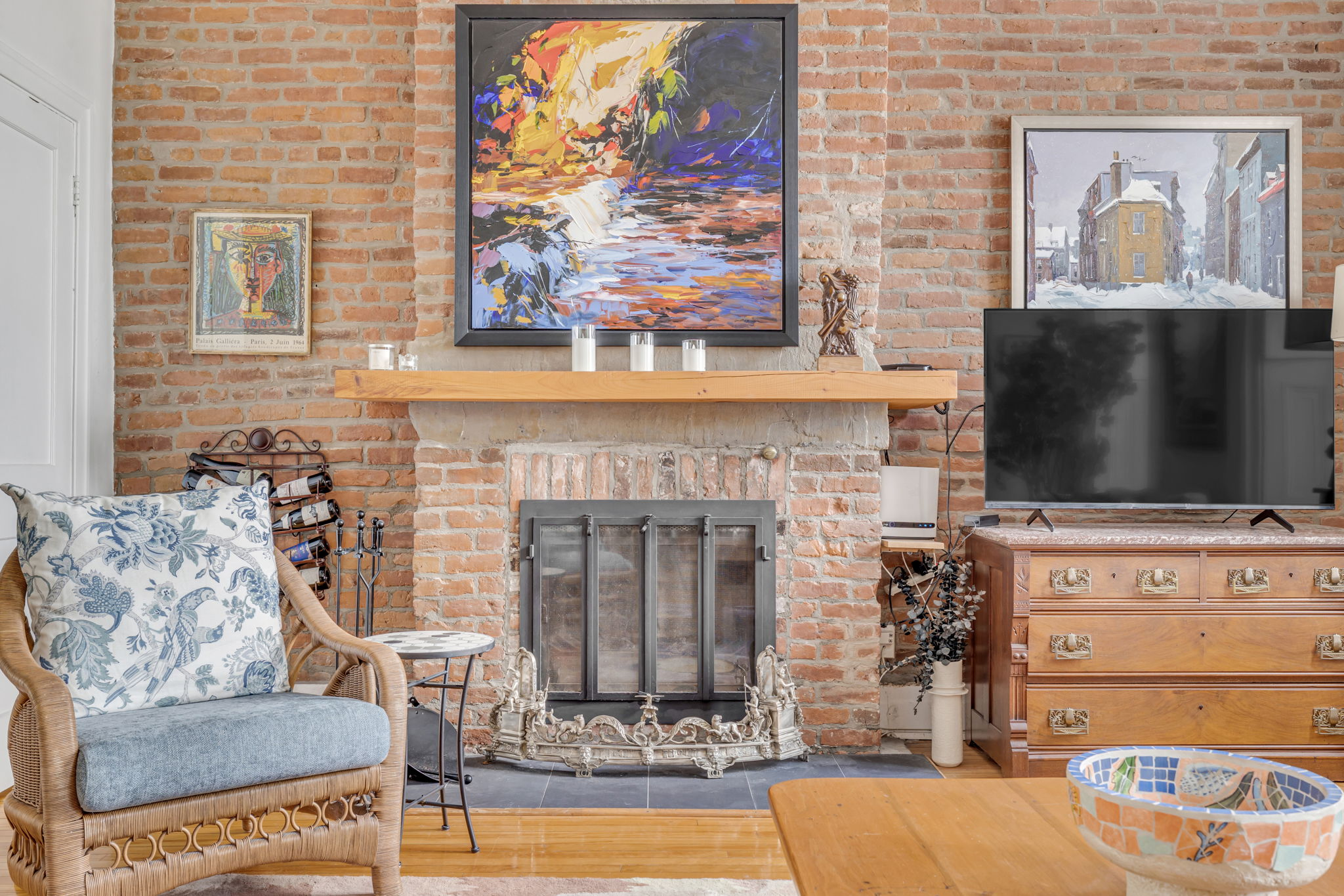 Salon avec foyer et œuvres d’art du Condo du Vieux-Québec