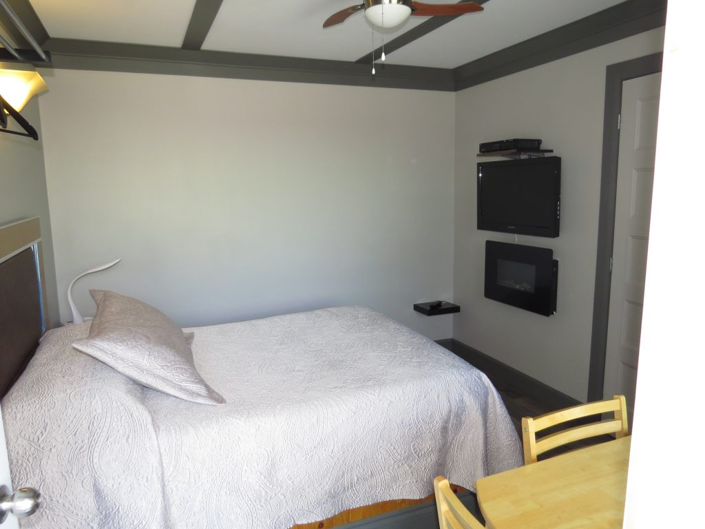 Chambre avec lit double au Motel des Patriotes