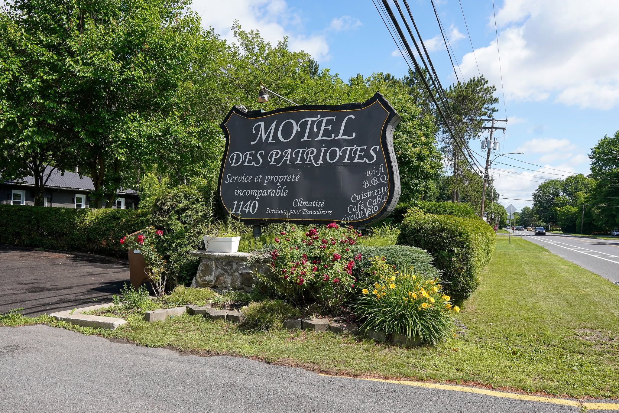 Enseigne extérieure fleurie du Motel des Patriotes à Sorel-Tracy