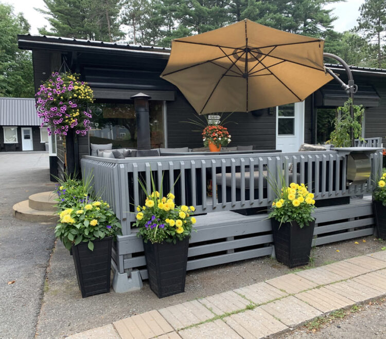 Terrasse fleurie du Motel des Patriotes