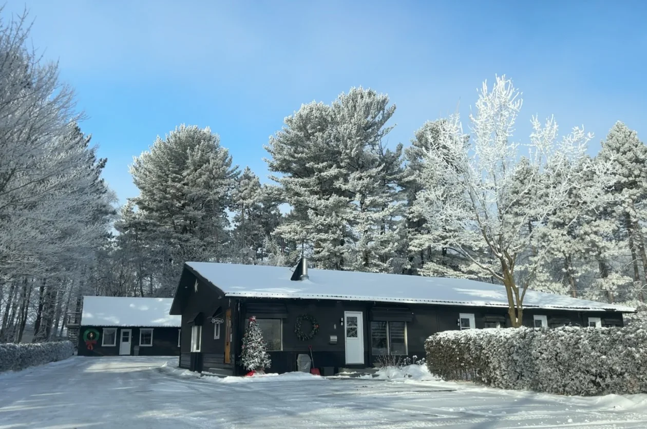 Motel des Patriotes sous la neige en hiver