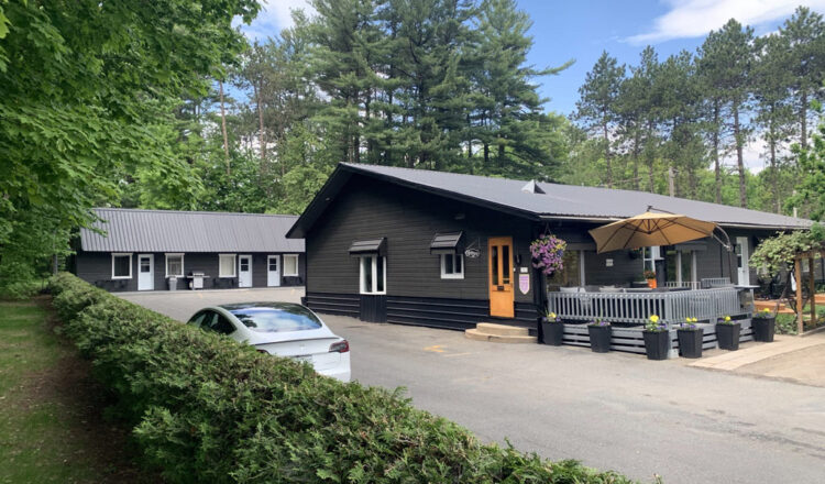 Vue historique de la façade du Motel des Patriotes