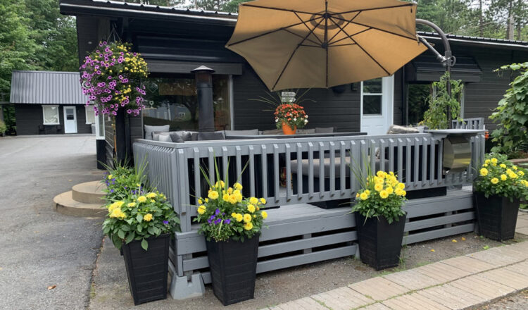 Terrasse historique fleurie du Motel des Patriotes