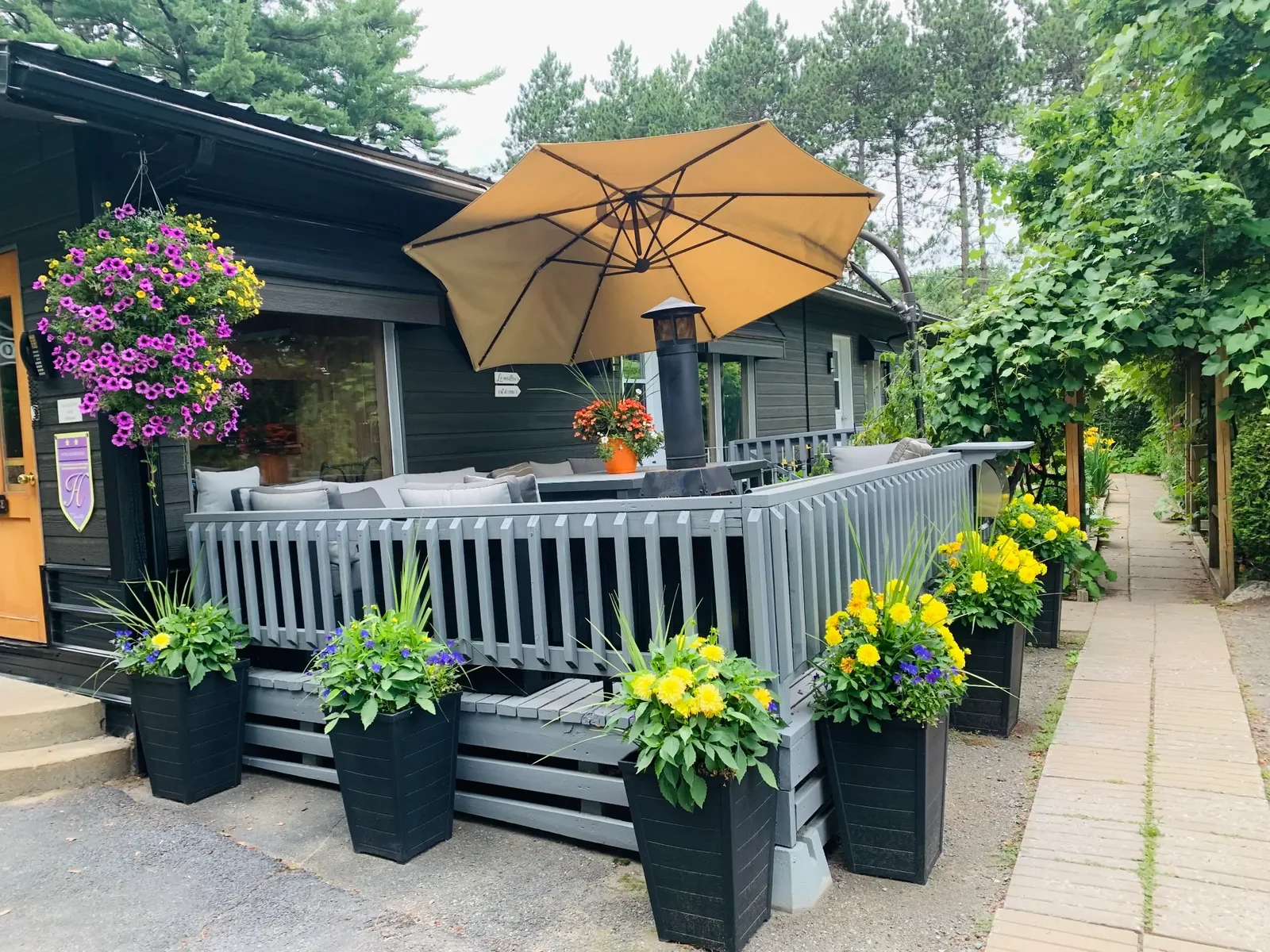 Terrasse fleurie du Motel des Patriotes